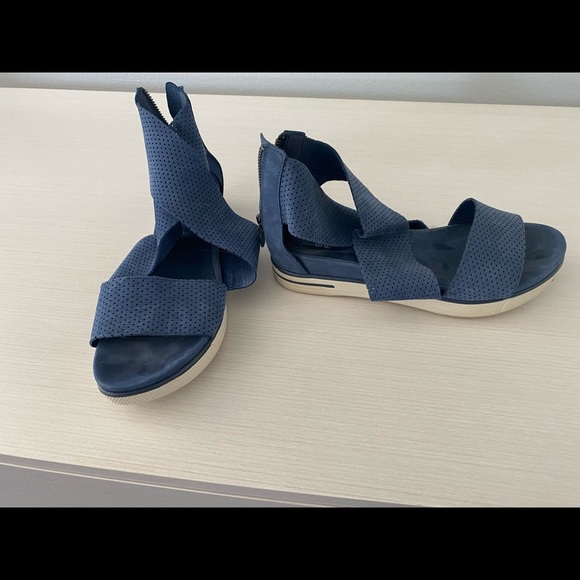 Shoes - Picture 2 of 4